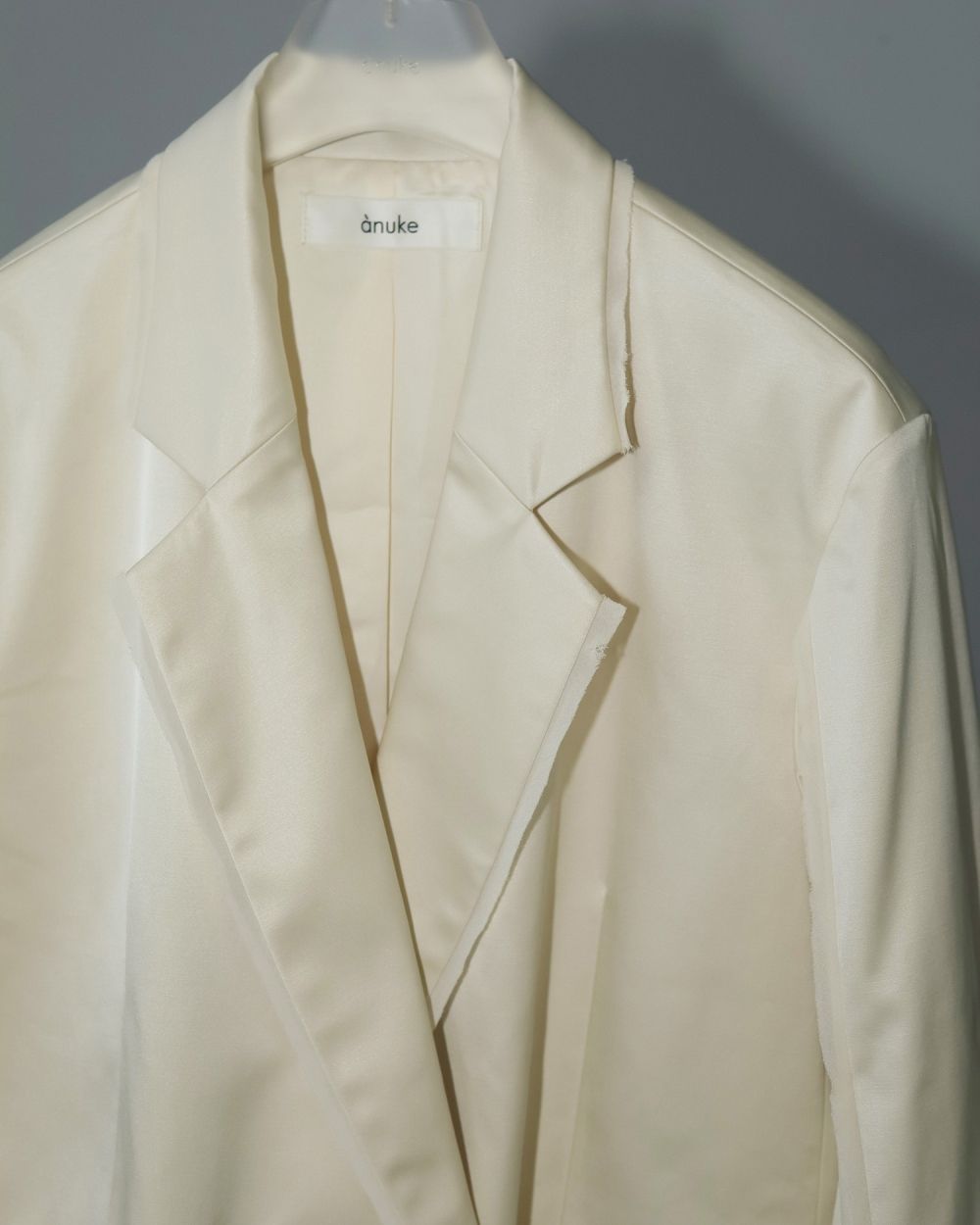Satin Slit Jacket Satin Slit Jacket,サテンスリットジャケット,62510107,ジャケット,JK,テーラージャケット,アウター,羽織,サテン素材,オケージョン,きれいめ,ànuke,トアンヌーク,lifes,ライフズ,25ss