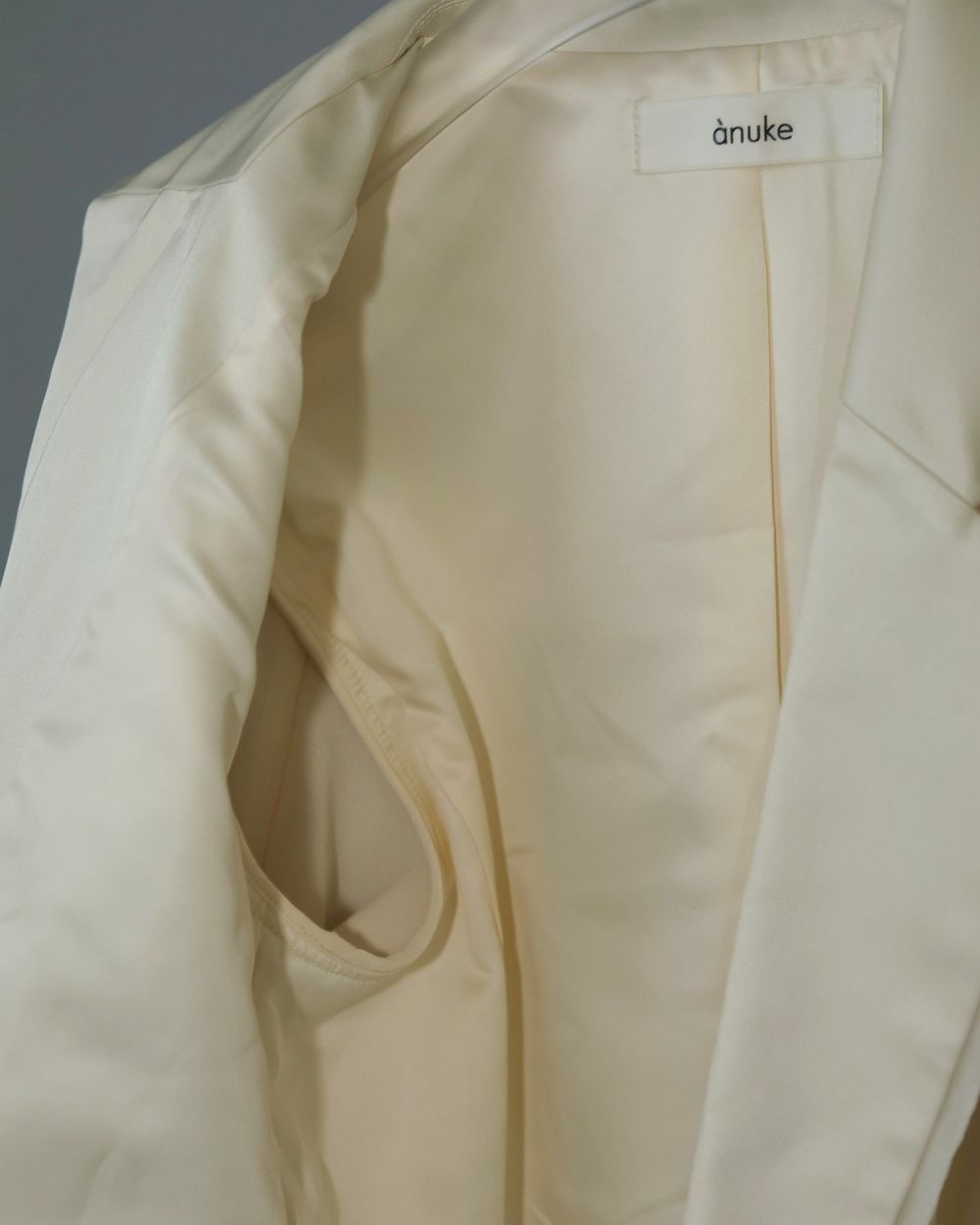 Satin Slit Jacket Satin Slit Jacket,サテンスリットジャケット,62510107,ジャケット,JK,テーラージャケット,アウター,羽織,サテン素材,オケージョン,きれいめ,ànuke,トアンヌーク,lifes,ライフズ,25ss