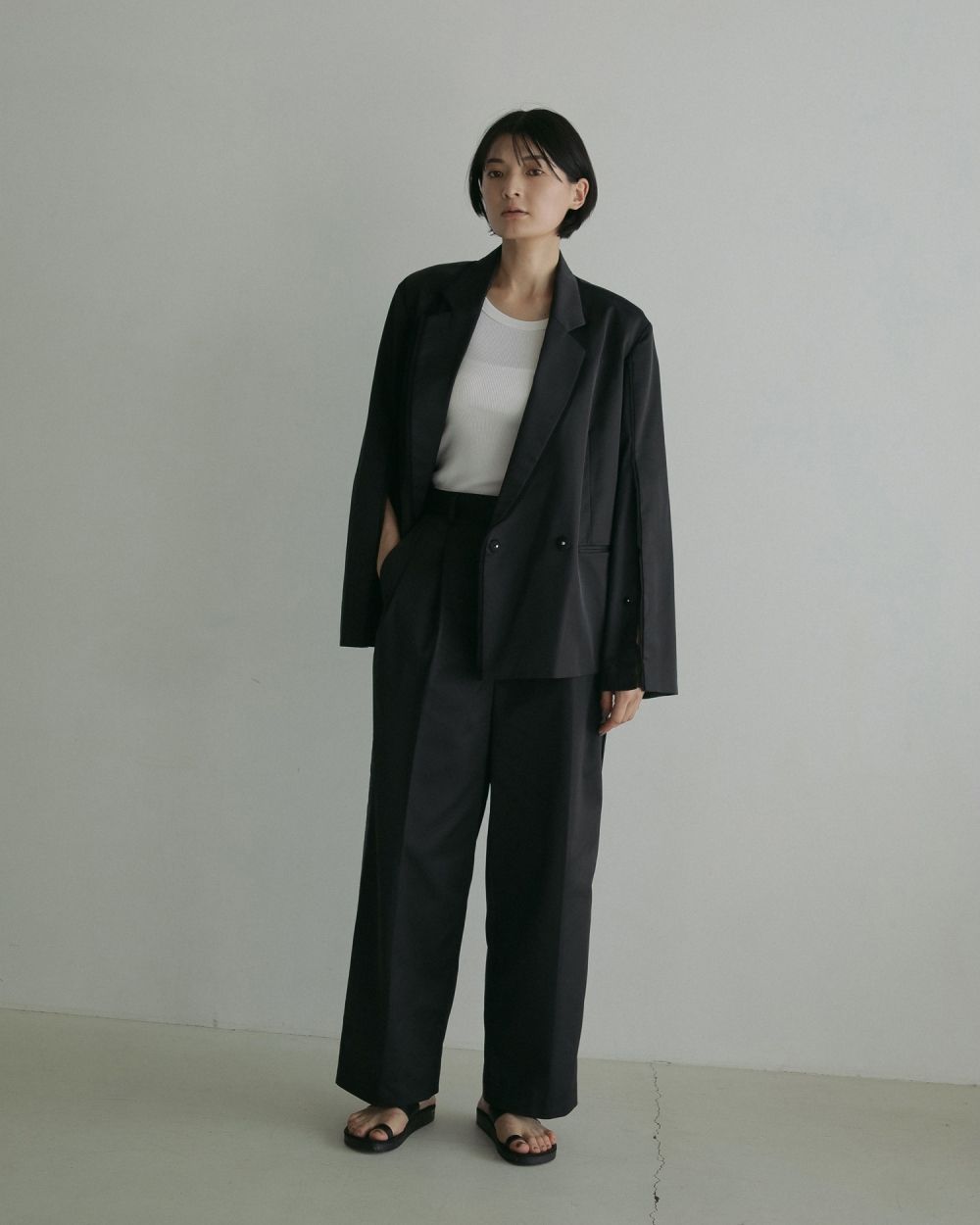 Satin Slit Jacket Satin Slit Jacket,サテンスリットジャケット,62510107,ジャケット,JK,テーラージャケット,アウター,羽織,サテン素材,オケージョン,きれいめ,ànuke,トアンヌーク,lifes,ライフズ,25ss