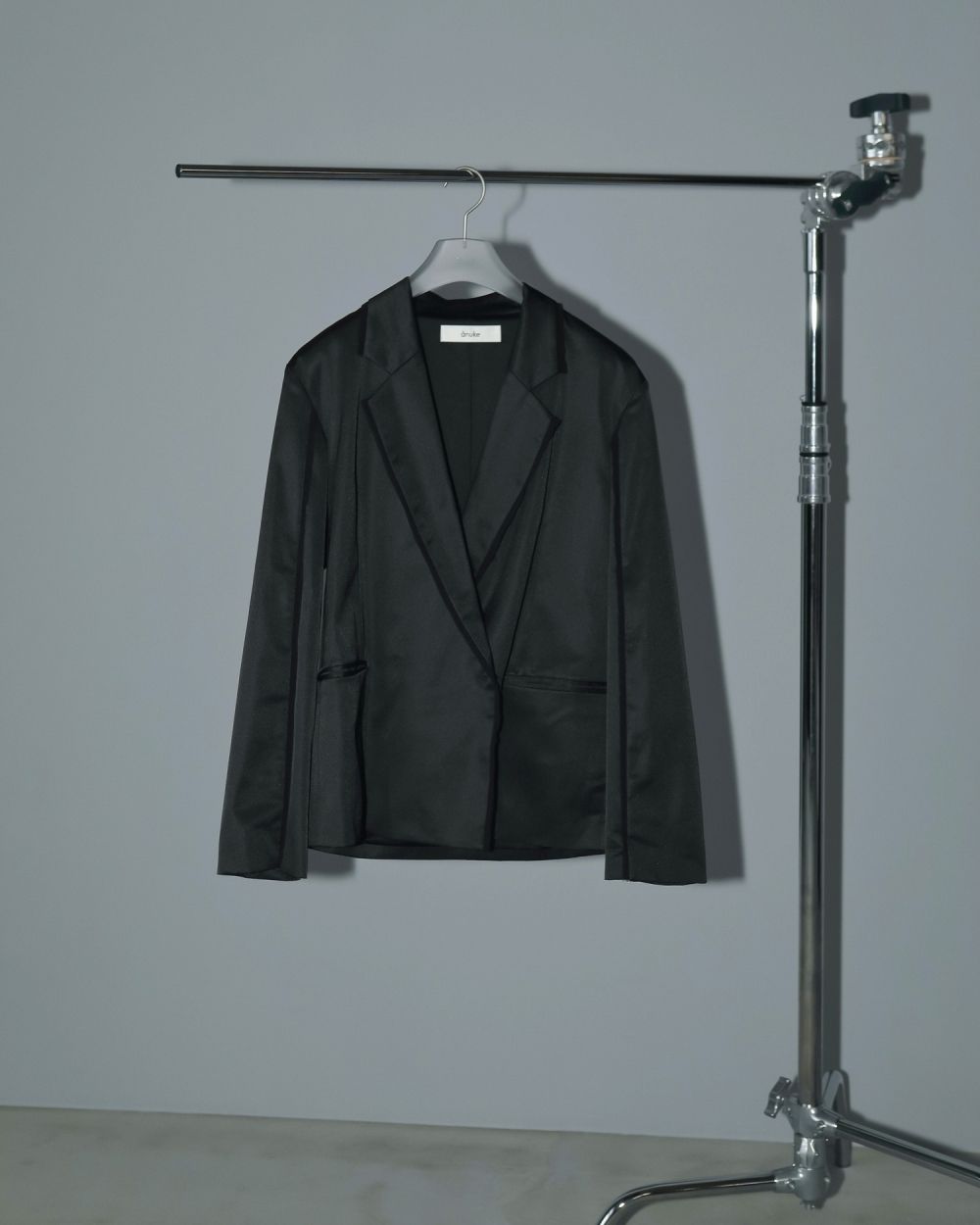 Satin Slit Jacket Satin Slit Jacket,サテンスリットジャケット,62510107,ジャケット,JK,テーラージャケット,アウター,羽織,サテン素材,オケージョン,きれいめ,ànuke,トアンヌーク,lifes,ライフズ,25ss