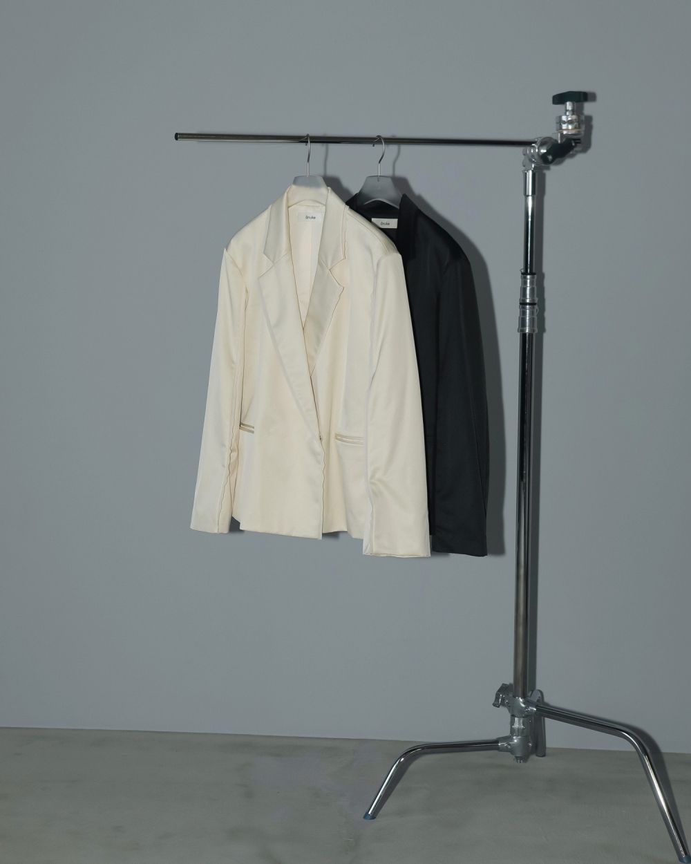 Satin Slit Jacket Satin Slit Jacket,サテンスリットジャケット,62510107,ジャケット,JK,テーラージャケット,アウター,羽織,サテン素材,オケージョン,きれいめ,ànuke,トアンヌーク,lifes,ライフズ,25ss