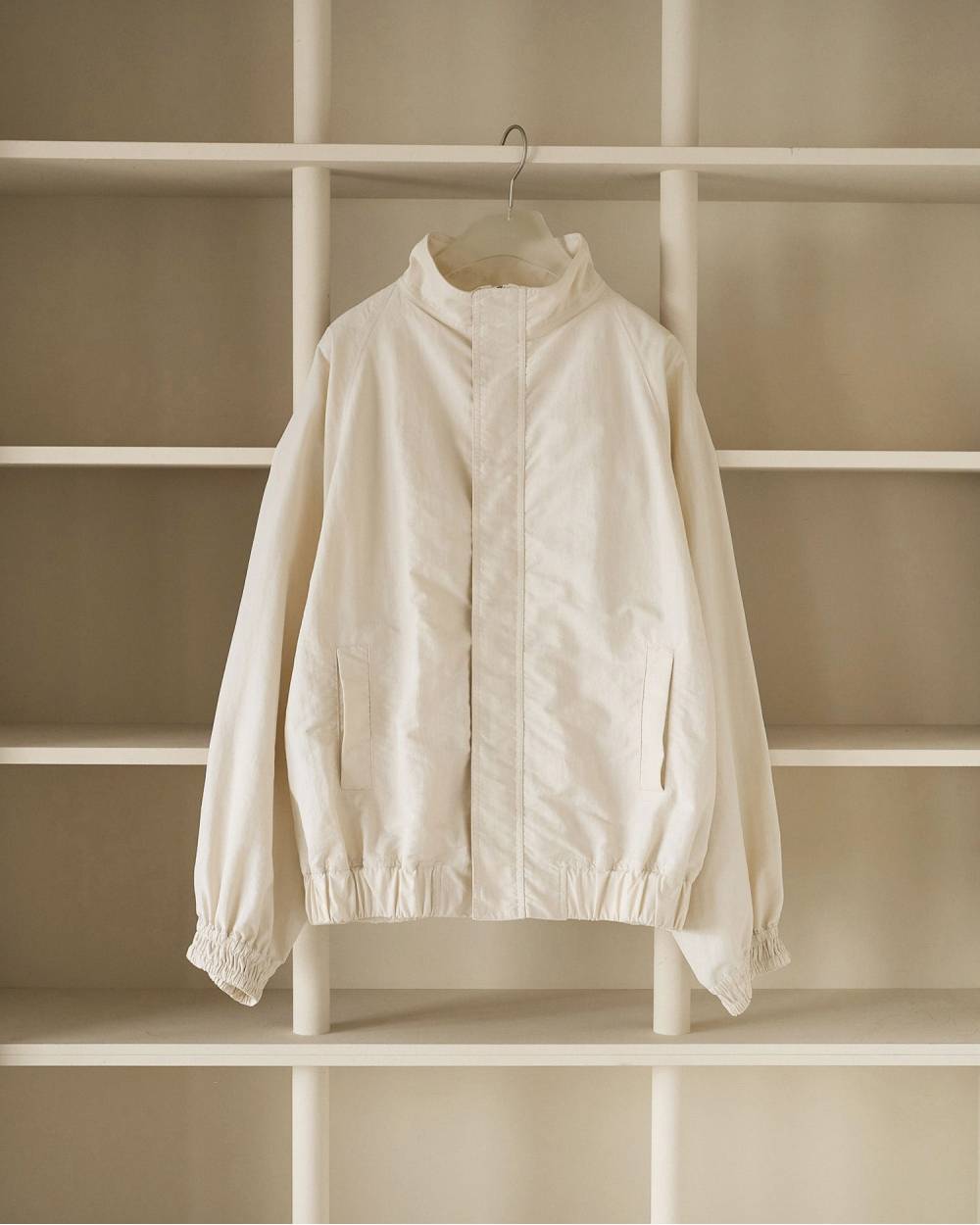 Standcollar Zip Blouson Standcollar Zip Blouson,スタンドカラージップブルゾン,62510201,アウター,羽織,スタンドカラーブルゾン,ブルゾン,ànuke,トアンヌーク,lifes,ライフズ,25ss