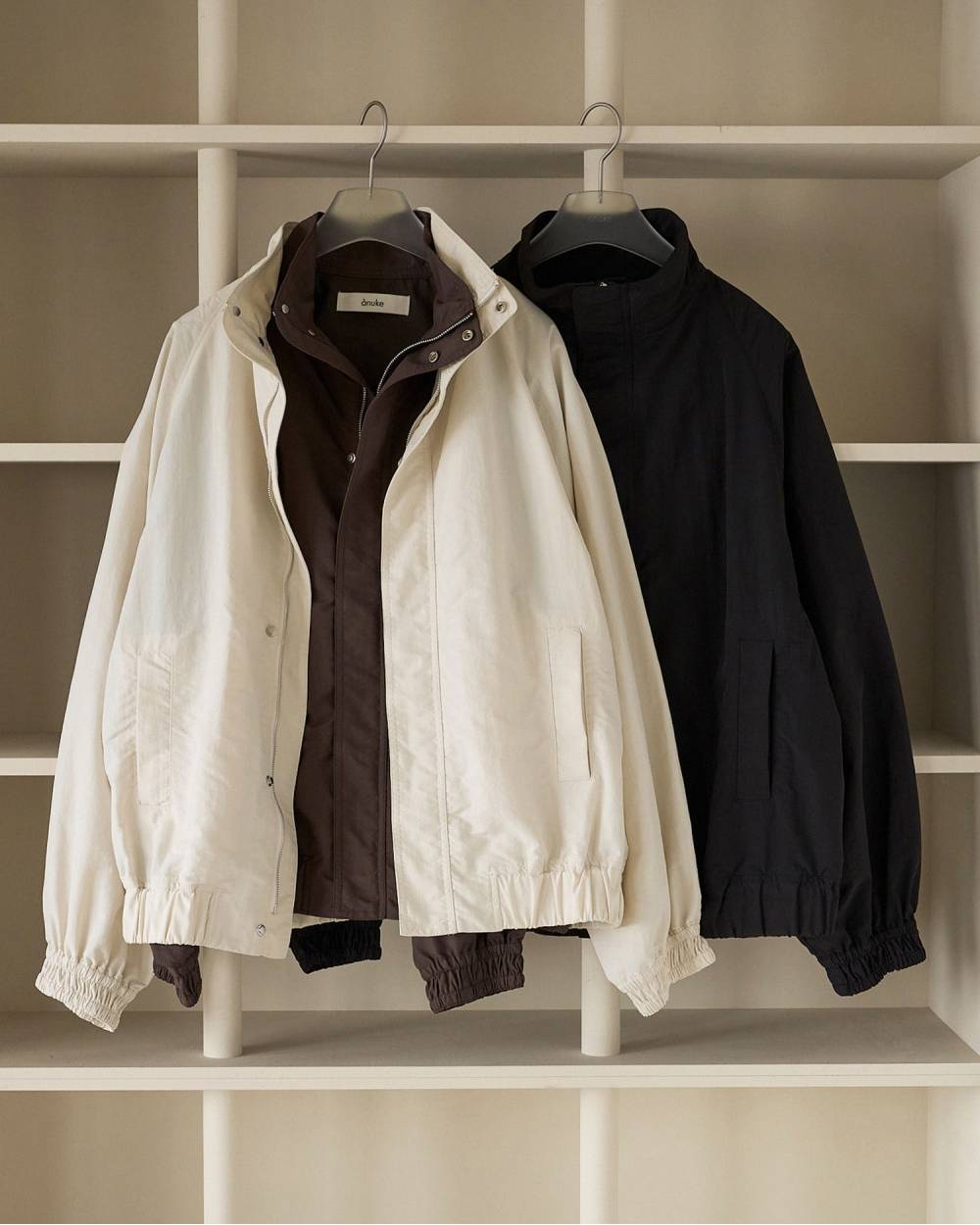 Standcollar Zip Blouson Standcollar Zip Blouson,スタンドカラージップブルゾン,62510201,アウター,羽織,スタンドカラーブルゾン,ブルゾン,ànuke,トアンヌーク,lifes,ライフズ,25ss