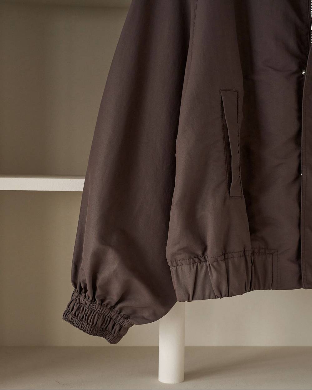 Standcollar Zip Blouson Standcollar Zip Blouson,スタンドカラージップブルゾン,62510201,アウター,羽織,スタンドカラーブルゾン,ブルゾン,ànuke,トアンヌーク,lifes,ライフズ,25ss