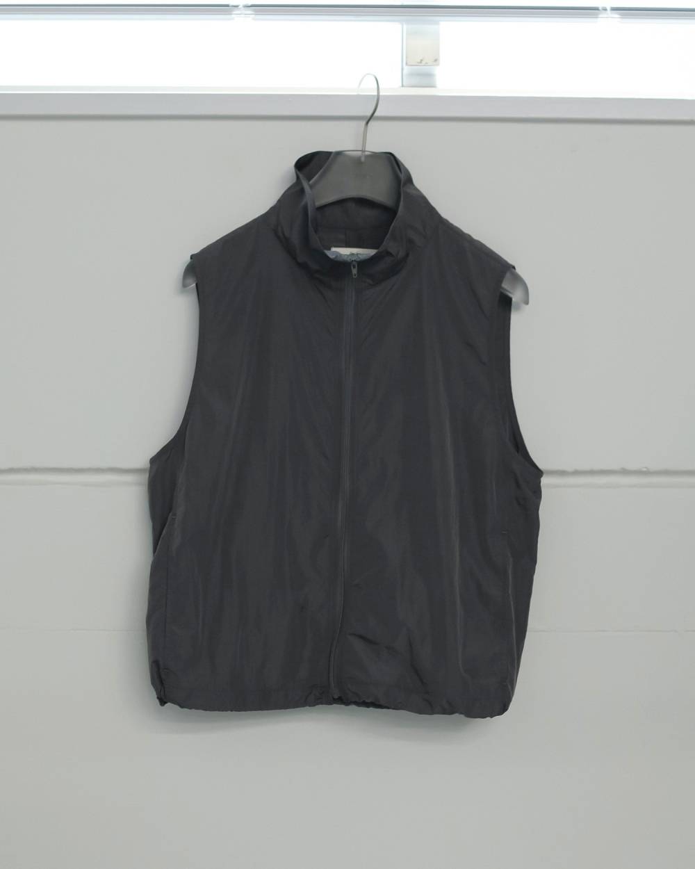Nylon Sleeveless Blouson Nylon Sleeveless Blouson,ナイロンスリーブレスブルゾン,62510202,ブルゾン,ZIPベスト,シアー,ノースリーブ,ナイロン素材,ànuke,トアンヌーク,lifes,ライフズ,25ss