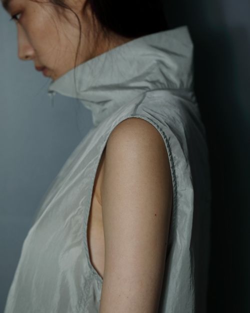 トップス anuke Nylon Sleeveless Blouson White ànuke online store（アンヌーク） / Nylon Sleeveless BlousonNylon