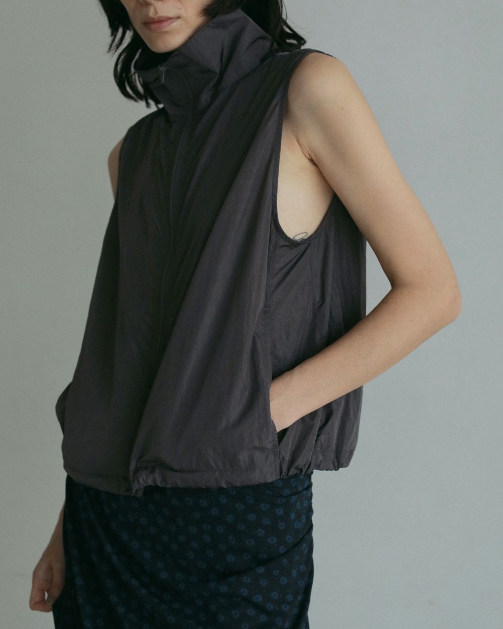 Nylon Sleeveless Blouson Nylon Sleeveless Blouson,ナイロンスリーブレスブルゾン,62510202,ブルゾン,ZIPベスト,シアー,ノースリーブ,ナイロン素材,ànuke,トアンヌーク,lifes,ライフズ,25ss