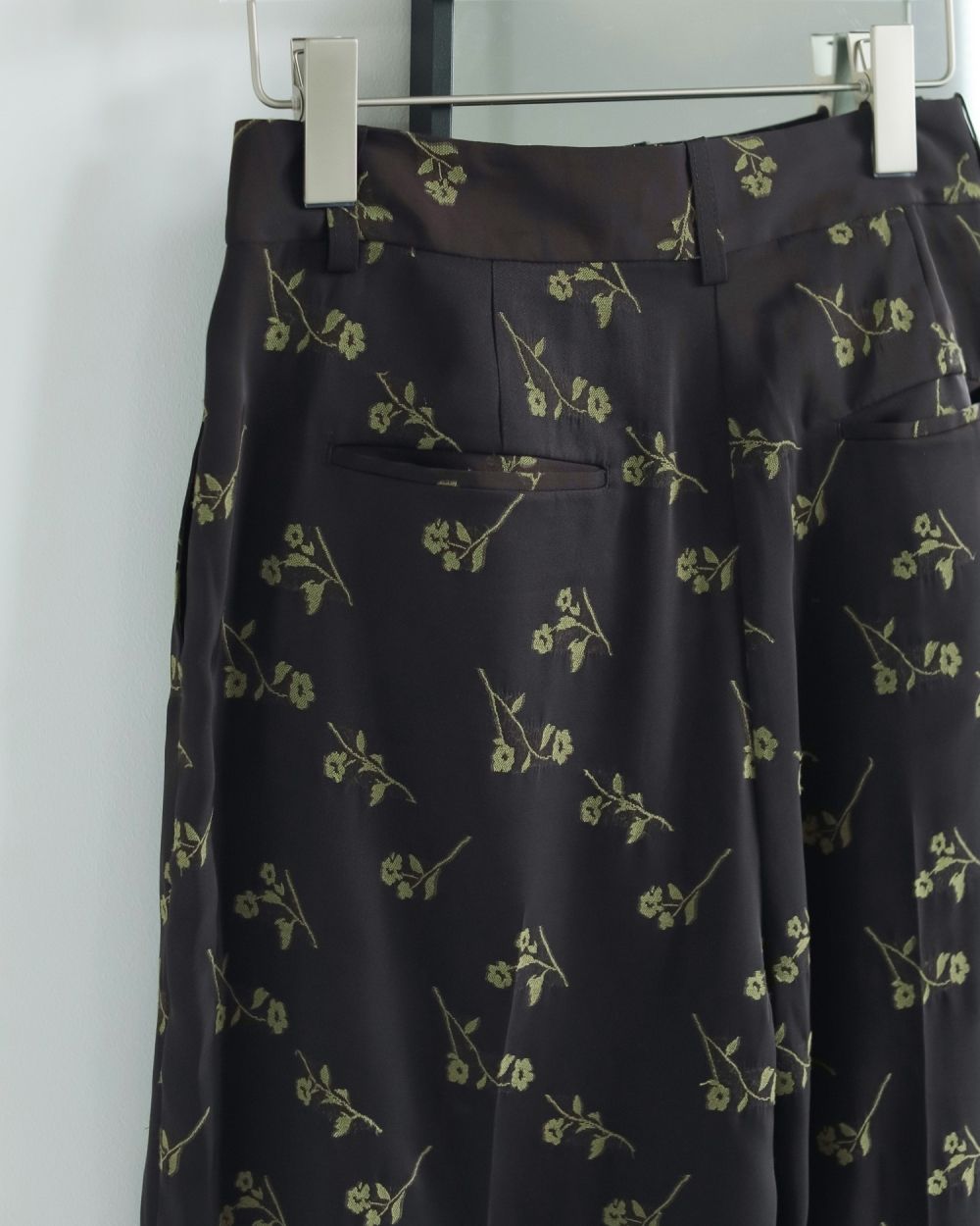 Flower Jacquard Pants Flower Jacquard Pants,フラワージャガードパンツ,62510717,ボトムス,ワイドパンツ,花柄素材,国内素材,ànuke,アンヌーク,lifes,ライフズ,25ss
