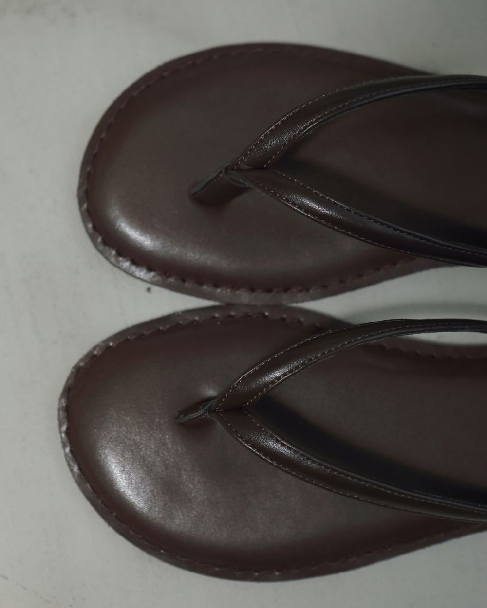 Ecoleather Tong Sandals Ecoleather Tong Sandals,エコレザートングサンダル,62511003,サンダル,トングサンダル,シューズ,合皮,ànuke,アンヌーク,lifes,ライフズ,25ss