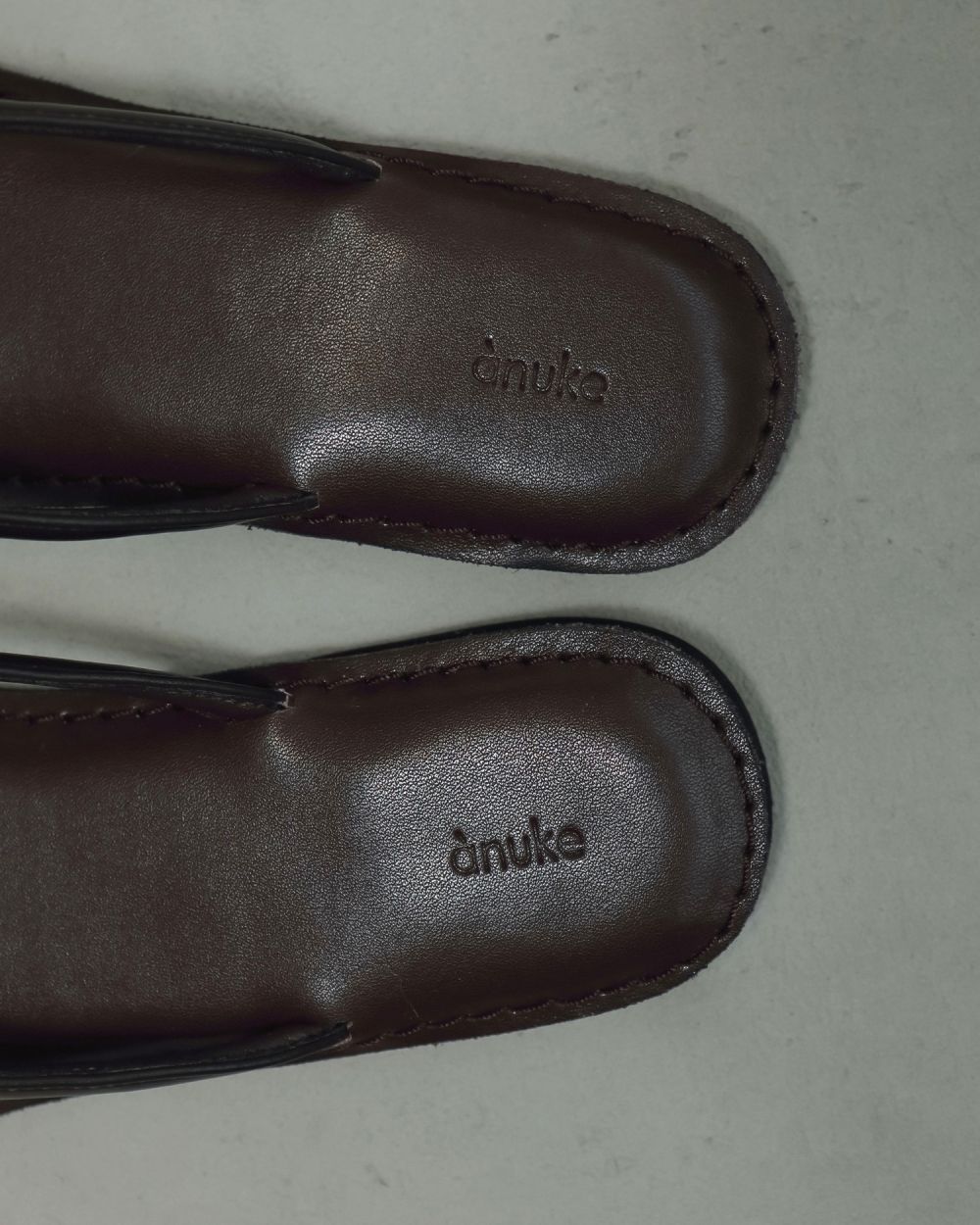 Ecoleather Tong Sandals Ecoleather Tong Sandals,エコレザートングサンダル,62511003,サンダル,トングサンダル,シューズ,合皮,ànuke,アンヌーク,lifes,ライフズ,25ss