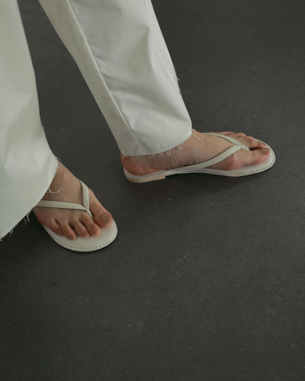 Ecoleather Tong Sandals Ecoleather Tong Sandals,エコレザートングサンダル,62511003,サンダル,トングサンダル,シューズ,合皮,ànuke,アンヌーク,lifes,ライフズ,25ss