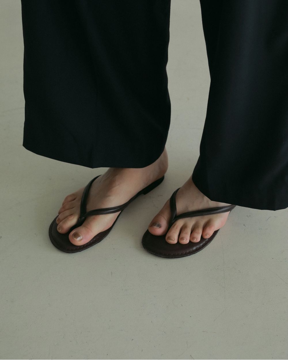 Ecoleather Tong Sandals Ecoleather Tong Sandals,エコレザートングサンダル,62511003,サンダル,トングサンダル,シューズ,合皮,ànuke,アンヌーク,lifes,ライフズ,25ss