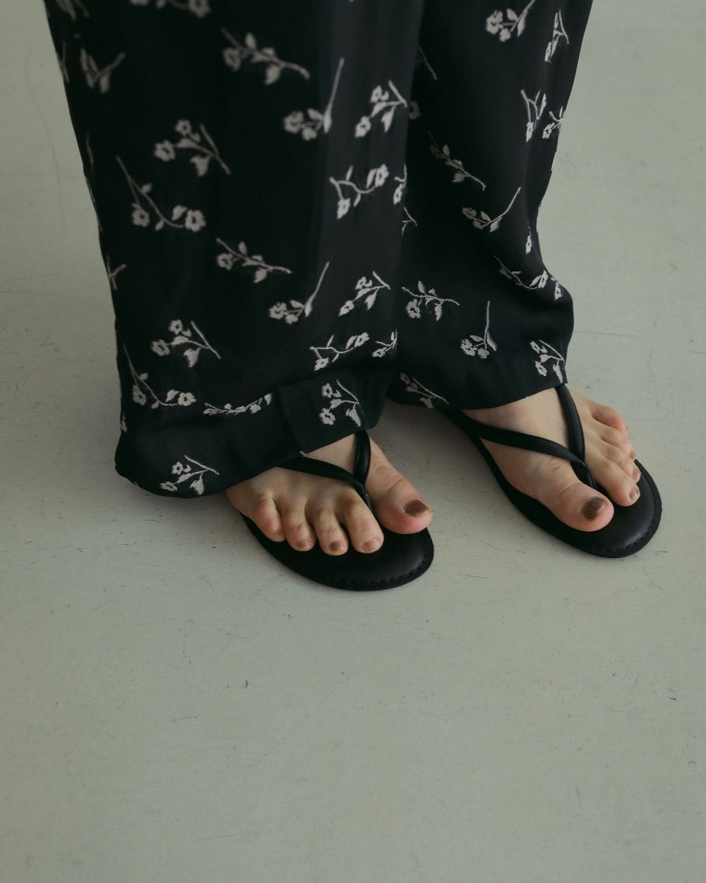 Ecoleather Tong Sandals Ecoleather Tong Sandals,エコレザートングサンダル,62511003,サンダル,トングサンダル,シューズ,合皮,ànuke,アンヌーク,lifes,ライフズ,25ss