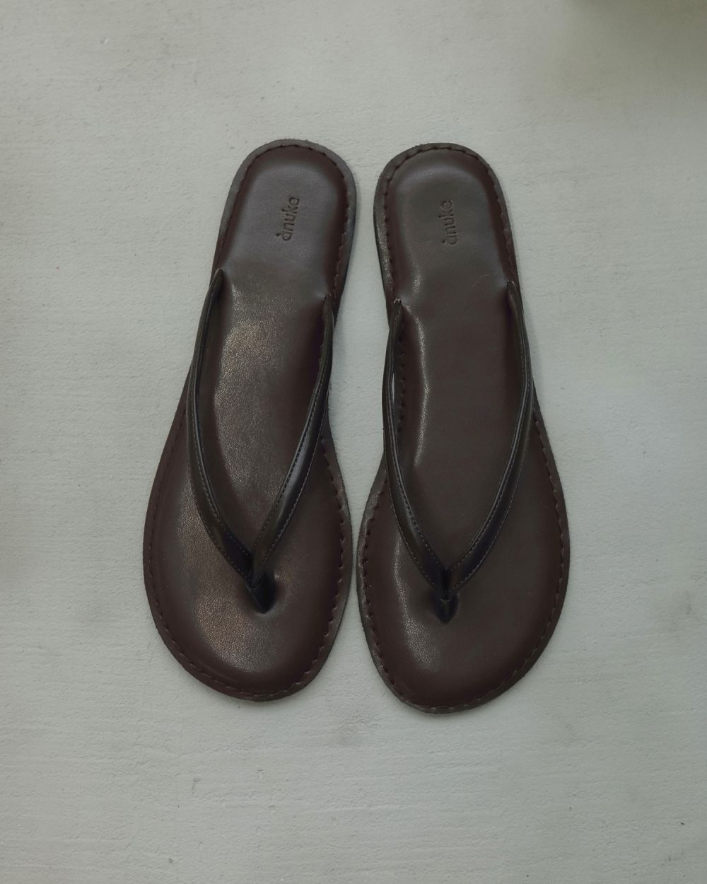 Ecoleather Tong Sandals Ecoleather Tong Sandals,エコレザートングサンダル,62511003,サンダル,トングサンダル,シューズ,合皮,ànuke,アンヌーク,lifes,ライフズ,25ss