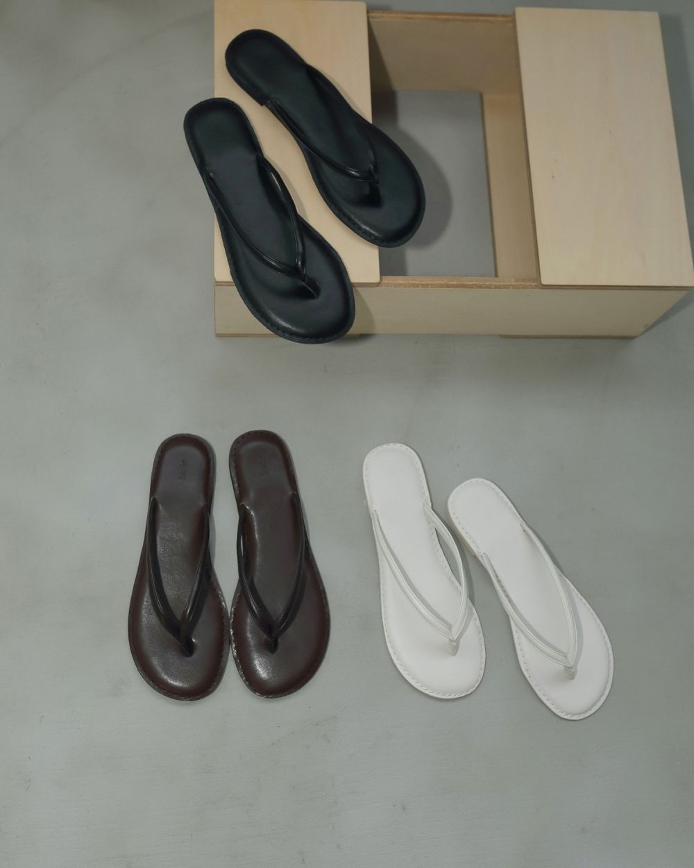Ecoleather Tong Sandals Ecoleather Tong Sandals,エコレザートングサンダル,62511003,サンダル,トングサンダル,シューズ,合皮,ànuke,アンヌーク,lifes,ライフズ,25ss
