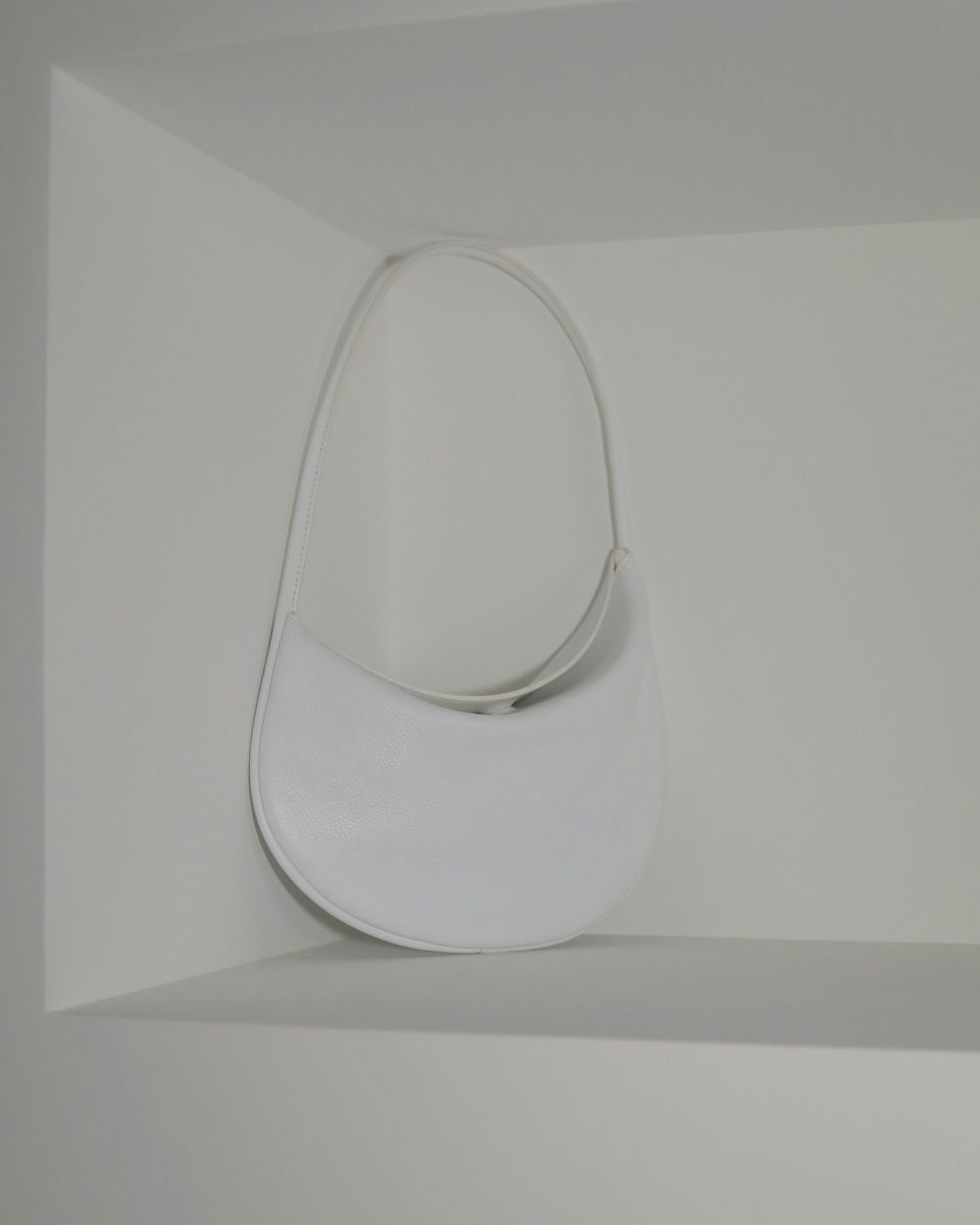 Leather Round Bag Leather Round Bag,レザーラウンドバッグ,62511014,バッグ,レザーバッグ,グッズ,小物,ànuke,トアンヌーク,lifes,ライフズ,25ss