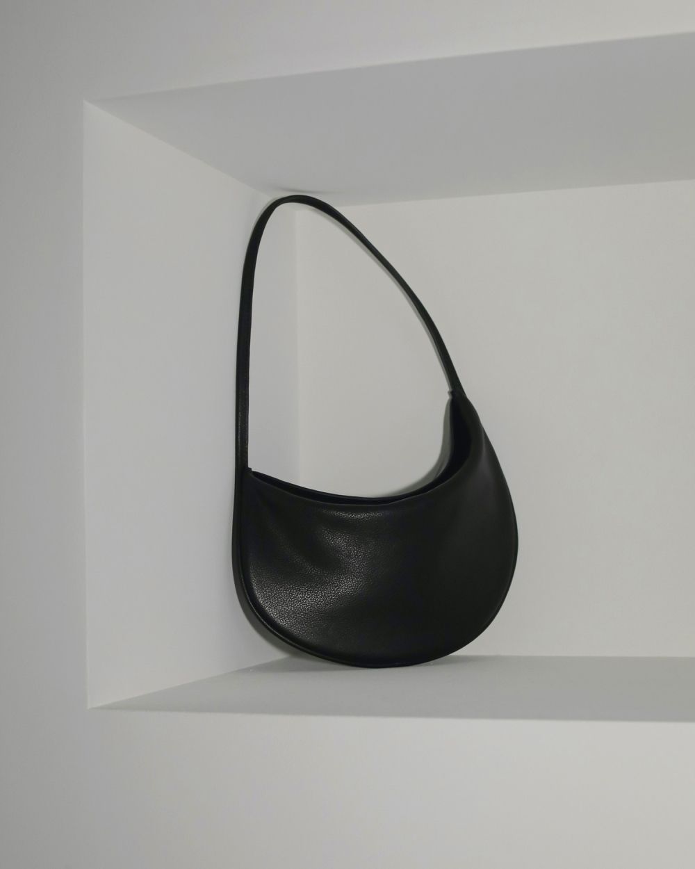 Leather Round Bag Leather Round Bag,レザーラウンドバッグ,62511014,バッグ,レザーバッグ,グッズ,小物,ànuke,トアンヌーク,lifes,ライフズ,25ss