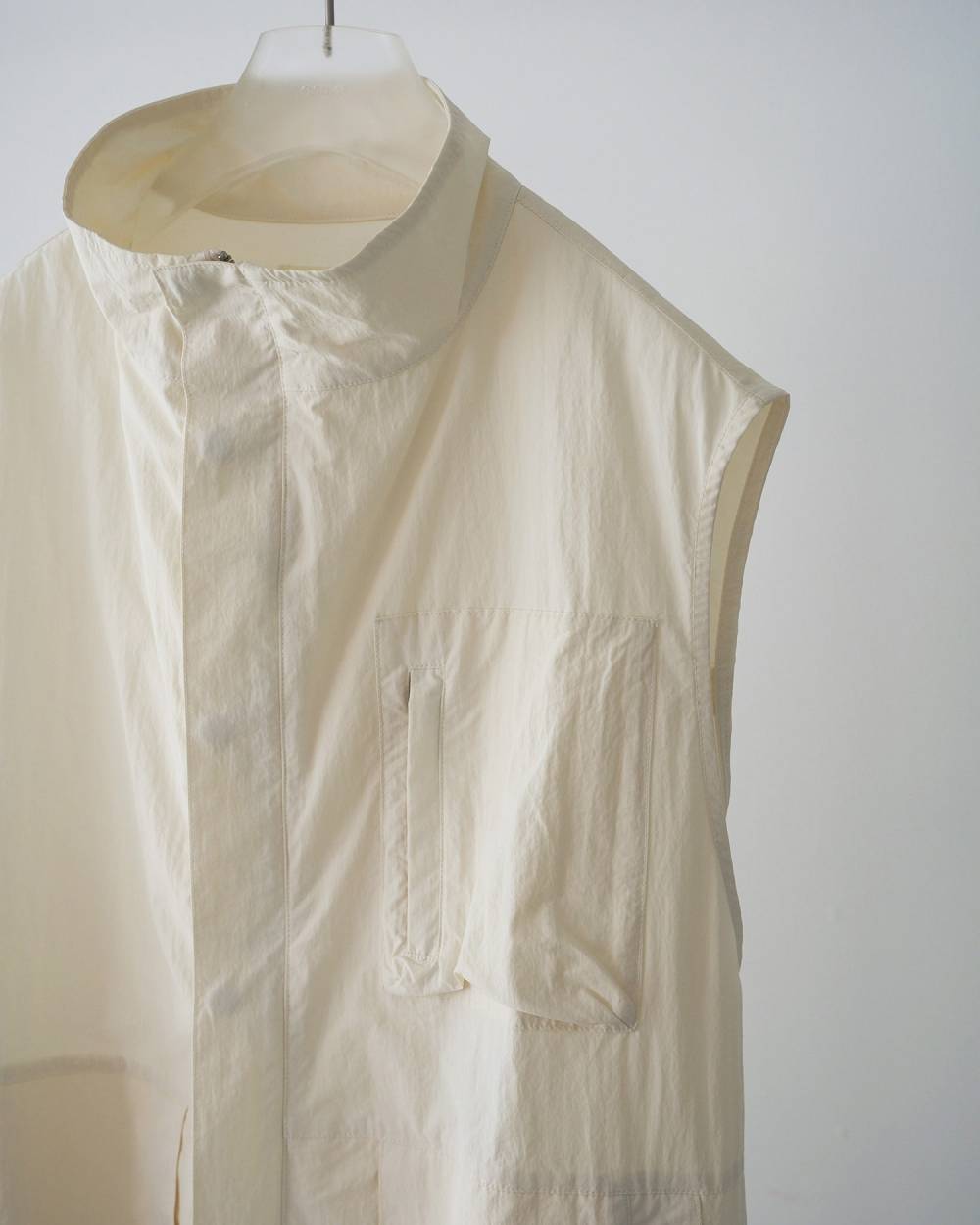 Standcollar Pocket Vest Standcollar Pocket Vest,スタンドカラー ポケット ベスト,62610103,ナイロンベスト,オーバーサイズ,羽織,ベスト,アウター,ジャケット,ànuke,アンヌーク,lifes,ライフズ,26ss
