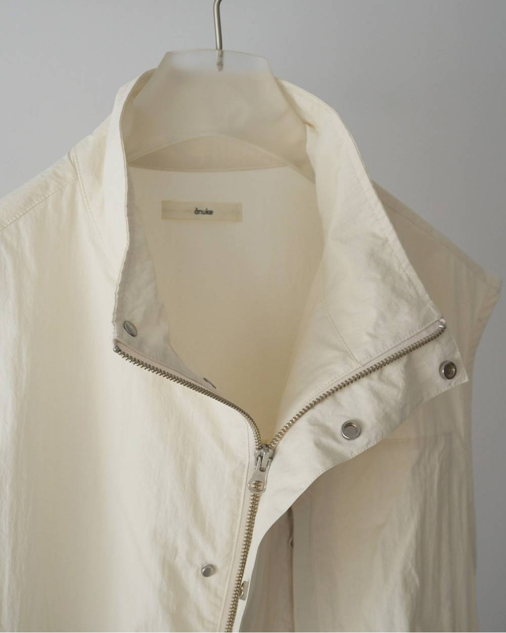 Standcollar Pocket Vest Standcollar Pocket Vest,スタンドカラー ポケット ベスト,62610103,ナイロンベスト,オーバーサイズ,羽織,ベスト,アウター,ジャケット,ànuke,アンヌーク,lifes,ライフズ,26ss