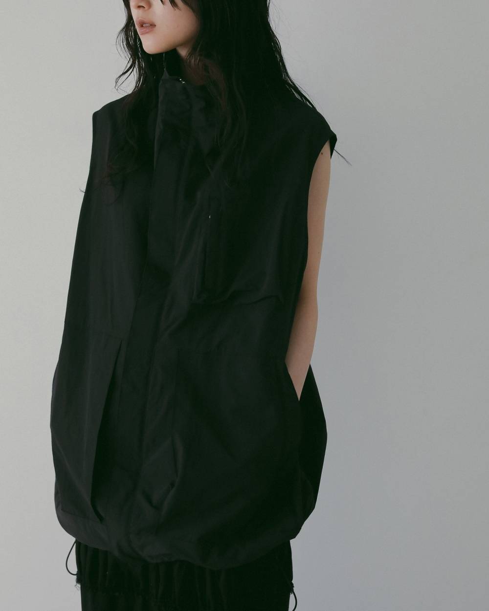 Standcollar Pocket Vest Standcollar Pocket Vest,スタンドカラー ポケット ベスト,62610103,ナイロンベスト,オーバーサイズ,羽織,ベスト,アウター,ジャケット,ànuke,アンヌーク,lifes,ライフズ,26ss