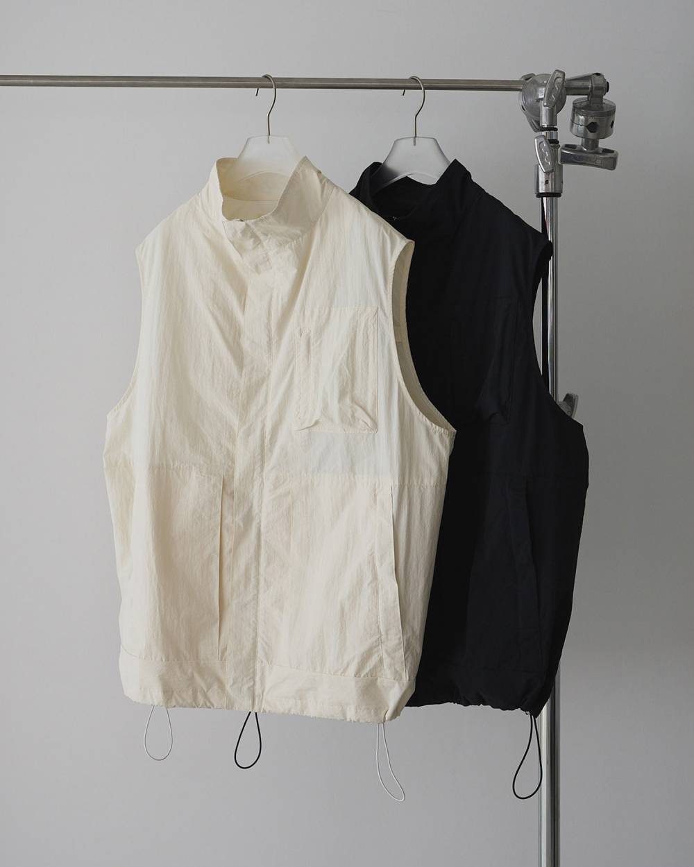 Standcollar Pocket Vest Standcollar Pocket Vest,スタンドカラー ポケット ベスト,62610103,ナイロンベスト,オーバーサイズ,羽織,ベスト,アウター,ジャケット,ànuke,アンヌーク,lifes,ライフズ,26ss