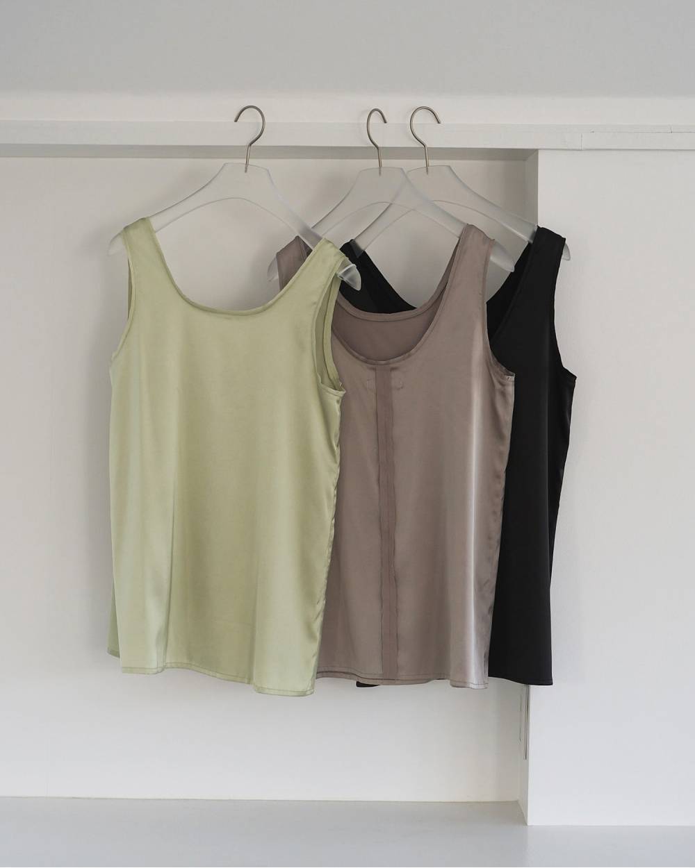 Satin Uneck Tops Satin Uneck Tops,サテン Uネック トップス,62610405,トップス,ノースリーブ,ノースリ,タンクトップ,タンク,サテン素材,ànuke,アンヌーク,lifes,ライフズ,26ss