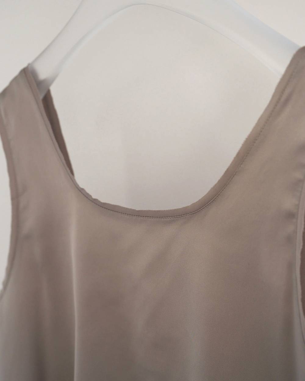 Satin Uneck Tops Satin Uneck Tops,サテン Uネック トップス,62610405,トップス,ノースリーブ,ノースリ,タンクトップ,タンク,サテン素材,ànuke,アンヌーク,lifes,ライフズ,26ss