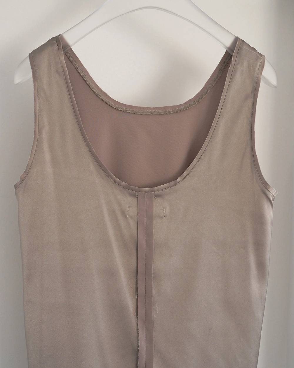 Satin Uneck Tops Satin Uneck Tops,サテン Uネック トップス,62610405,トップス,ノースリーブ,ノースリ,タンクトップ,タンク,サテン素材,ànuke,アンヌーク,lifes,ライフズ,26ss