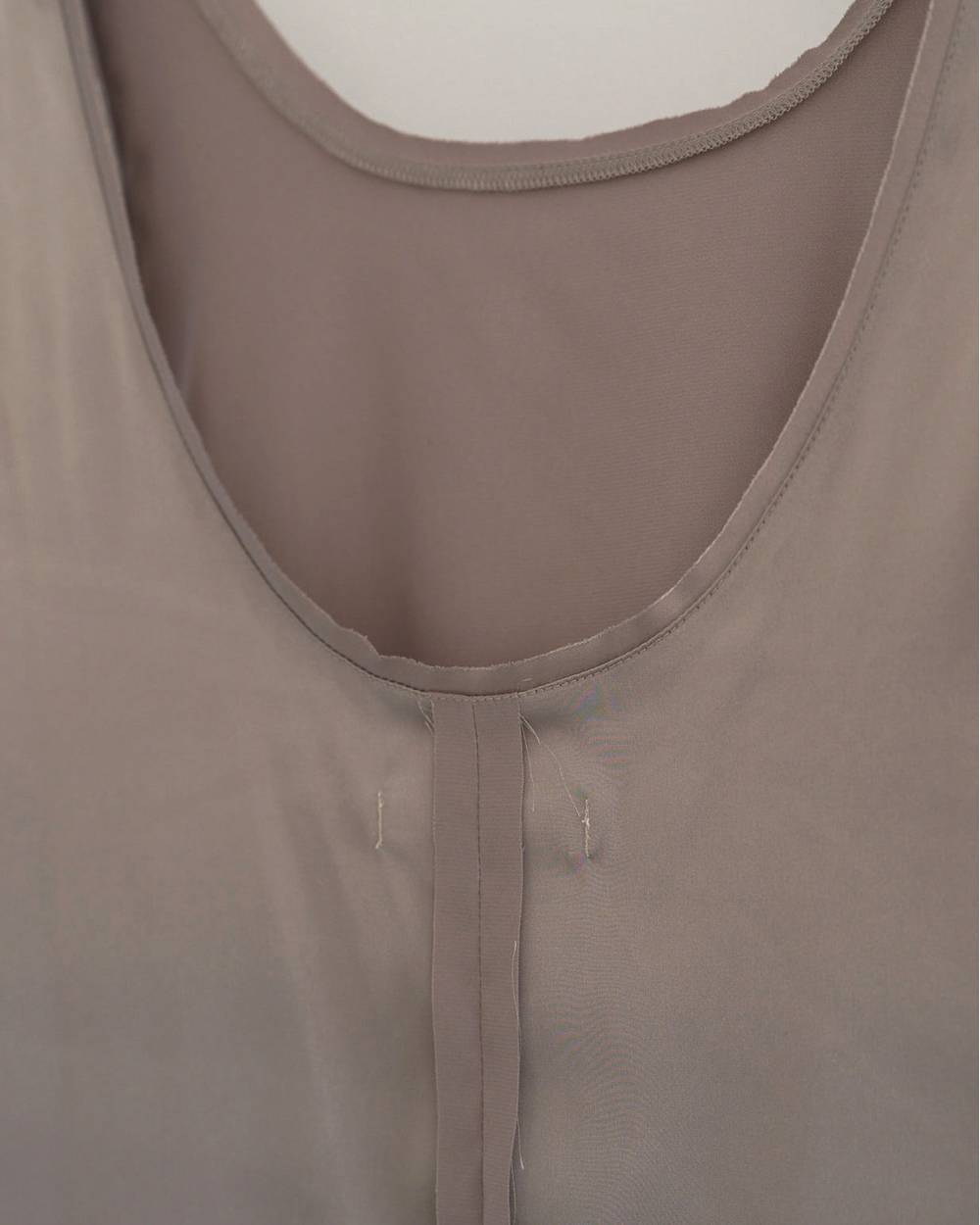 Satin Uneck Tops Satin Uneck Tops,サテン Uネック トップス,62610405,トップス,ノースリーブ,ノースリ,タンクトップ,タンク,サテン素材,ànuke,アンヌーク,lifes,ライフズ,26ss