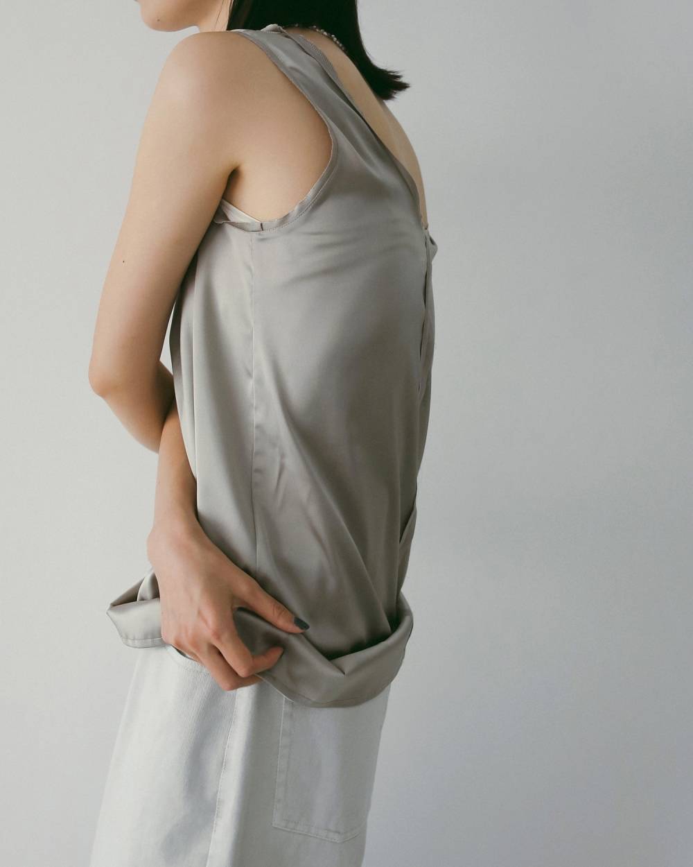 Satin Uneck Tops Satin Uneck Tops,サテン Uネック トップス,62610405,トップス,ノースリーブ,ノースリ,タンクトップ,タンク,サテン素材,ànuke,アンヌーク,lifes,ライフズ,26ss