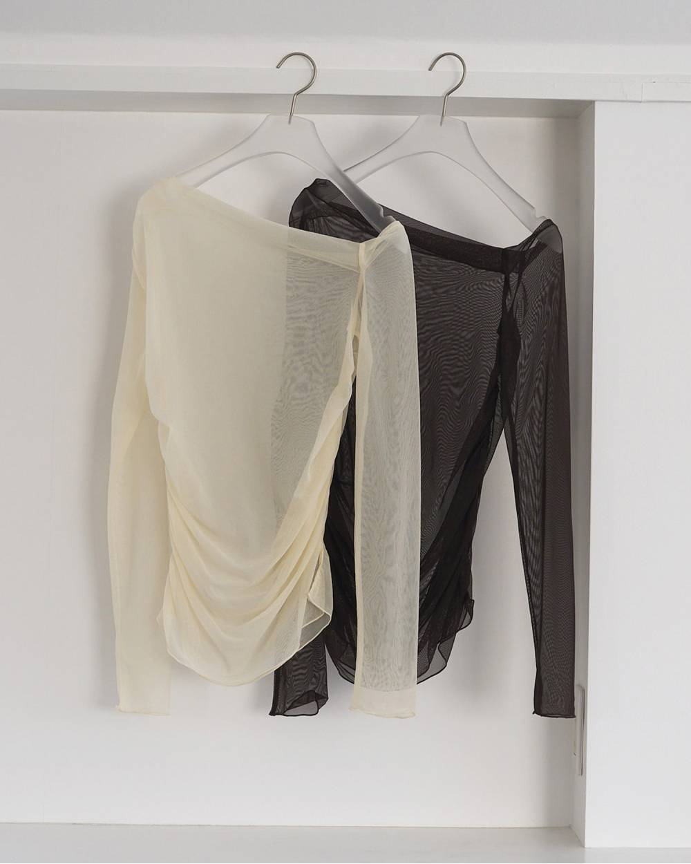 Sheer Offshoulder Tops Sheer Offshoulder Tops,シアー オフショルダー トップス,62610603,トップス,デザイントップス,きれいめ,透け感,シアー,オフショルダー,オフショル,ànuke,アンヌーク,lifes,ライフズ,26ss