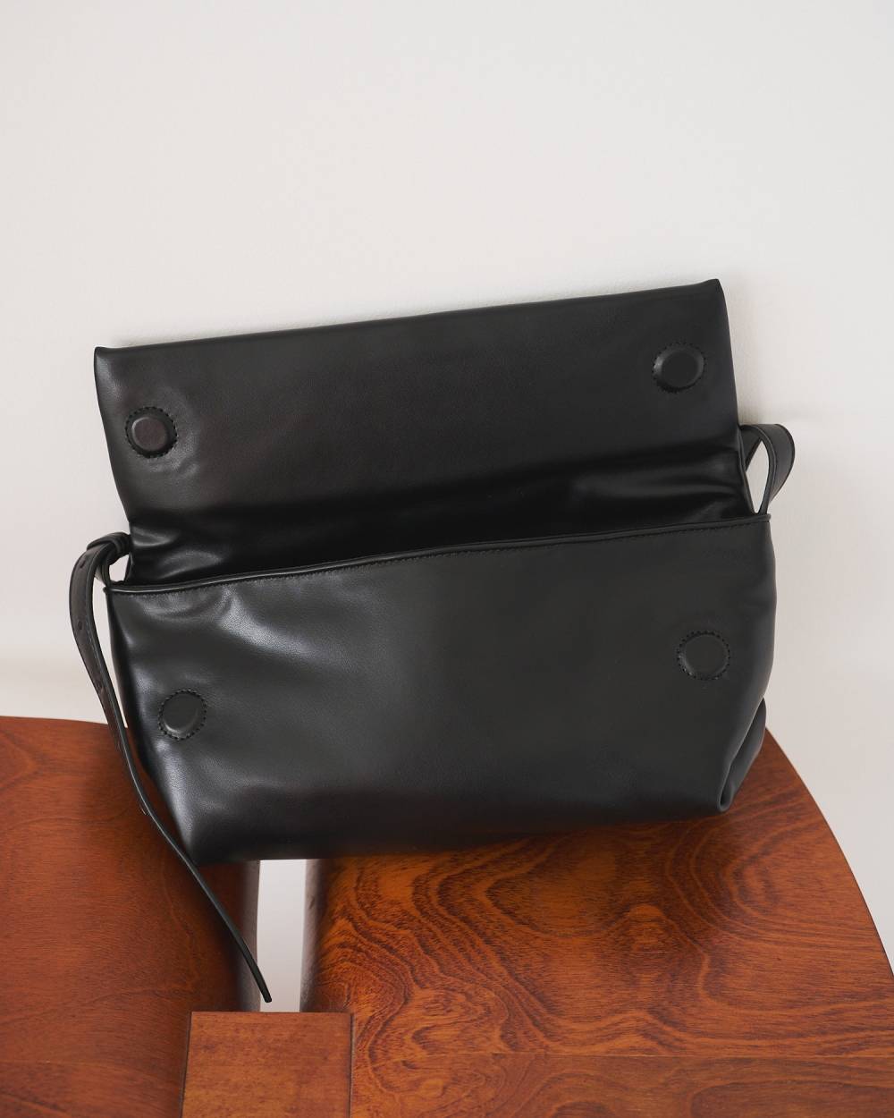 Ecoleather Wrap Bag Ecoleather Wrap Bag,エコレザー ラップ バック,62611009,バック,小物,エコレザー,ミニバック,ànuke,アンヌーク,lifes,ライフズ,26ss