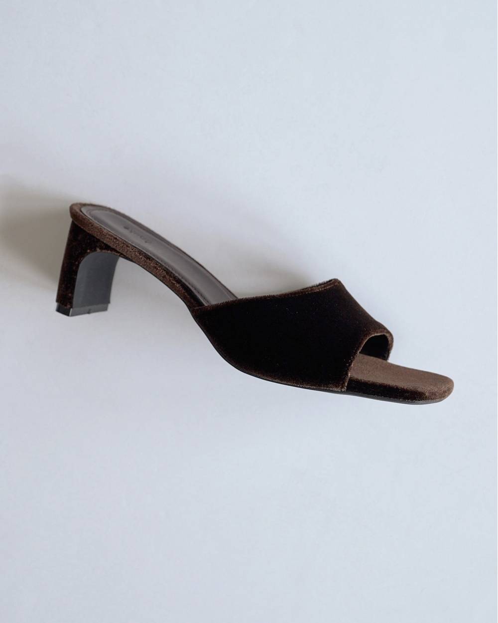 Squaretoe Velour Mule Squaretoe Velour Mule,スクエアトゥ ベロア ミュール,62611027,靴,サンダル,シューズ,ミュール,ベロア素材,ミュールサンダル,ànuke,アンヌーク,lifes,ライフズ,26ss,26fall,26aw