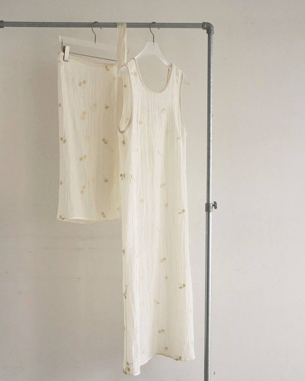 Embroidery Sleeveless Onepiece Embroidery Sleeveless Onepiece,エンブロイダリー スリーブレス ワンピース,62620306,ワンピース,ワンピ,ドレス,シアー素材,ノースリーブワンピース,ànuke,アンヌーク,lifes,ライフズ,26ss,26fall,26aw