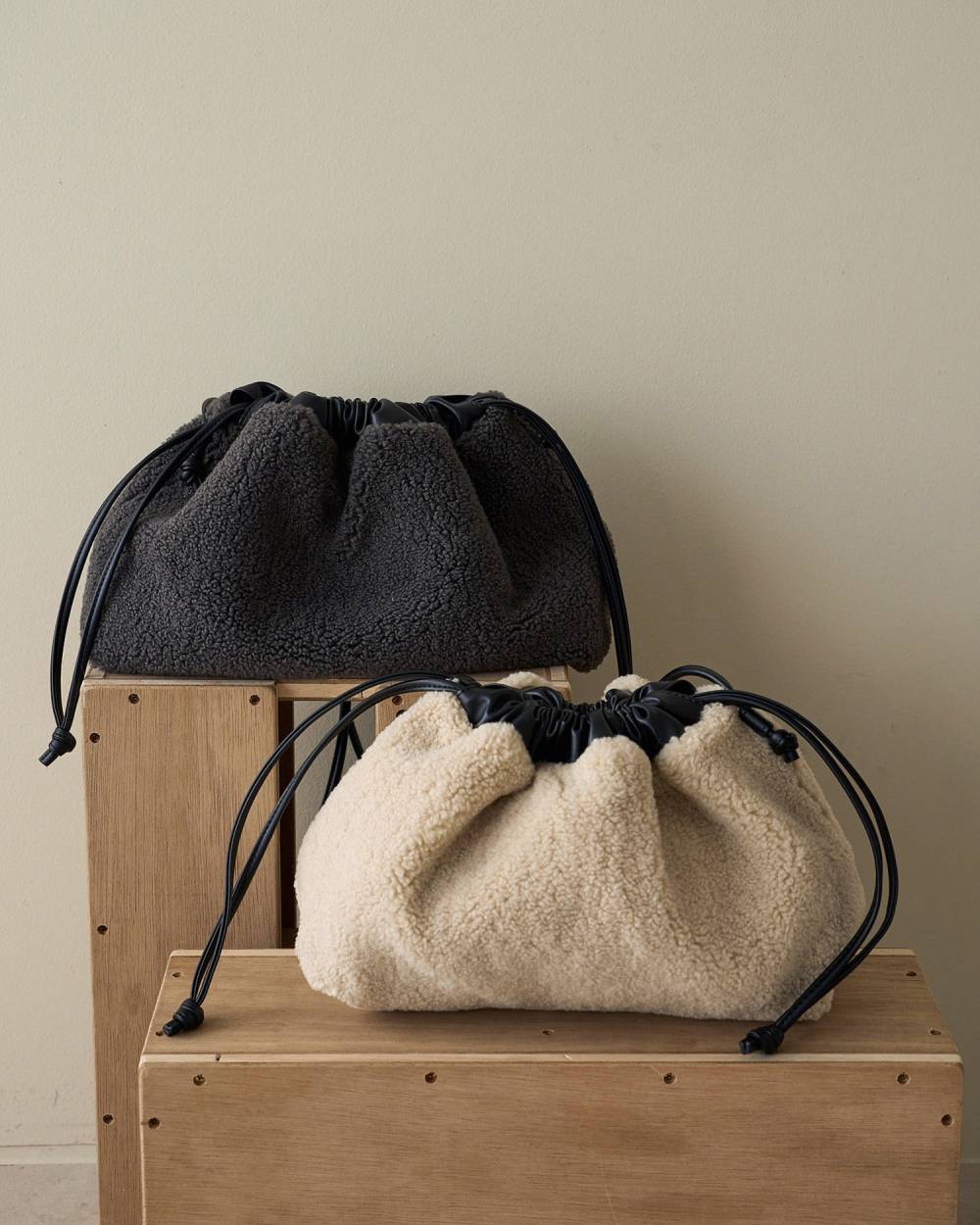 Reversible Boa Bag Reversible Boa Bag,リバーシブル ボア バック,62621003,バック,小物,リバーシブル,2way,ボア,エコレザー,ànuke,アンヌーク,lifes,ライフズ,26ss,26fall,26aw
