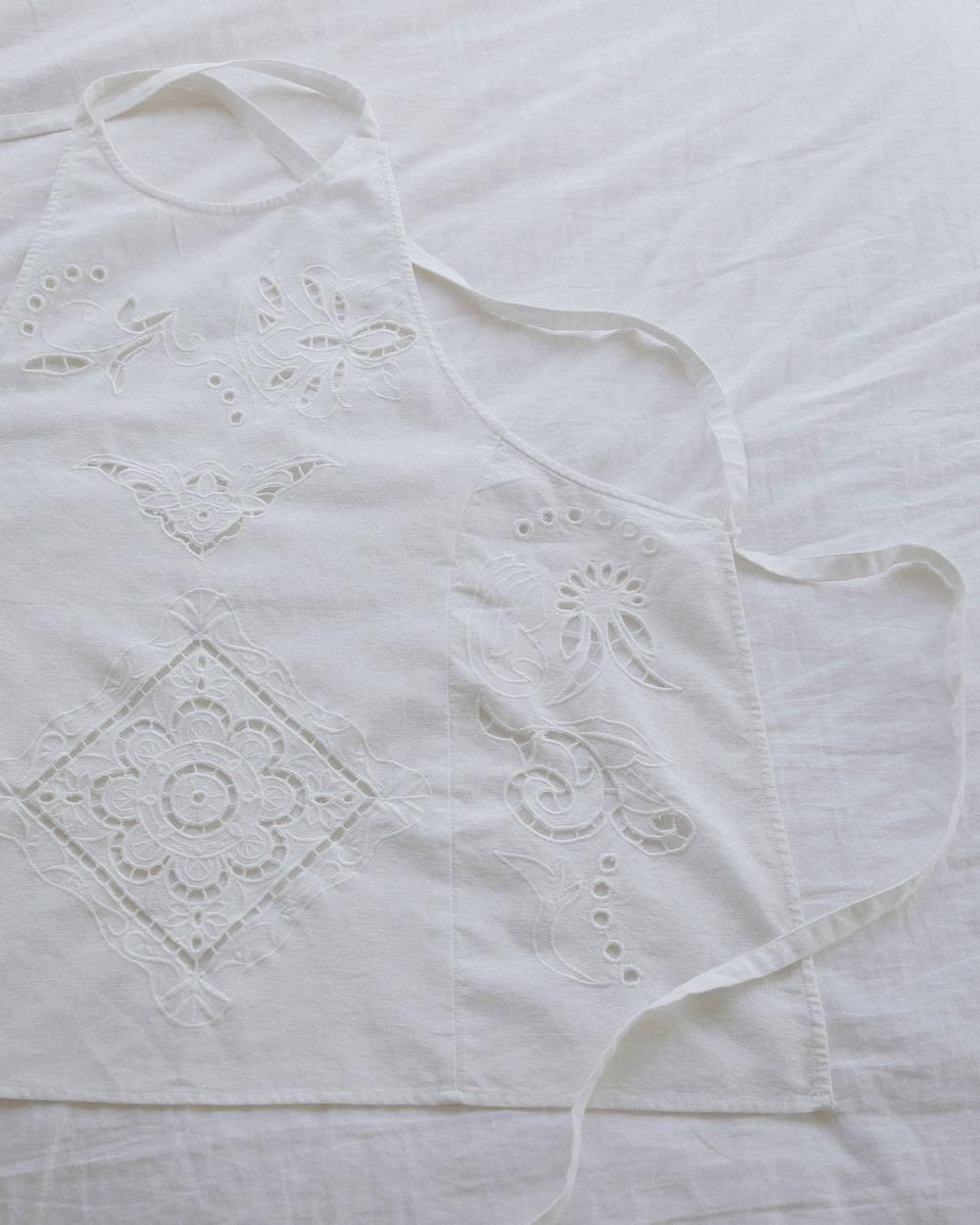 Cutwork Lace Apron Cutwork Lace Apron,カットワーク レース エプロン,62710403,エプロン,刺繍,インド製,エプロントップス,トップス,ànuke,アンヌーク,lifes,ライフズ,27ss