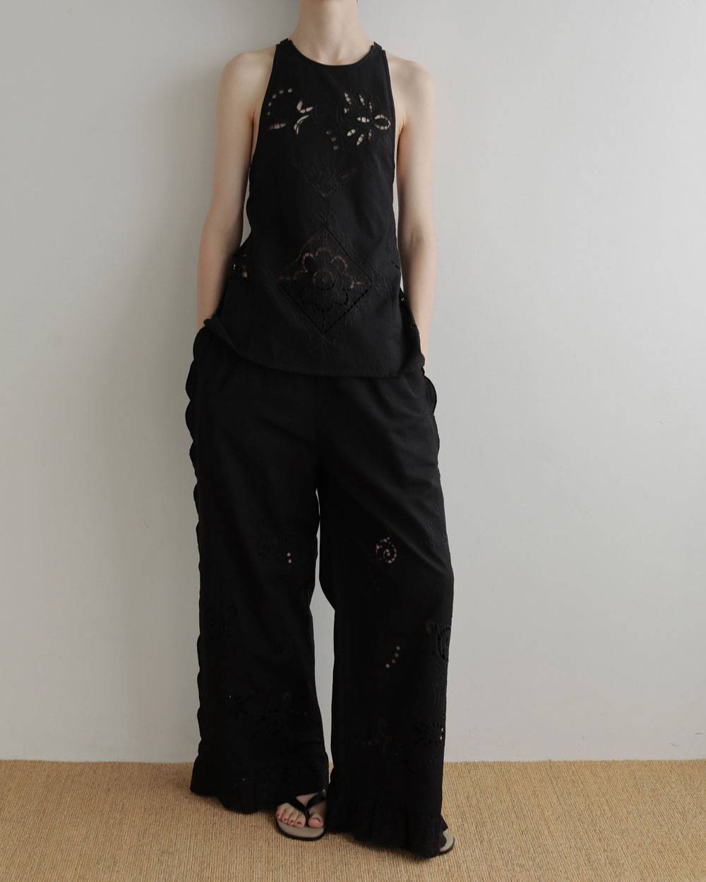Cutwork Lace Apron Cutwork Lace Apron,カットワーク レース エプロン,62710403,エプロン,刺繍,インド製,エプロントップス,トップス,ànuke,アンヌーク,lifes,ライフズ,27ss