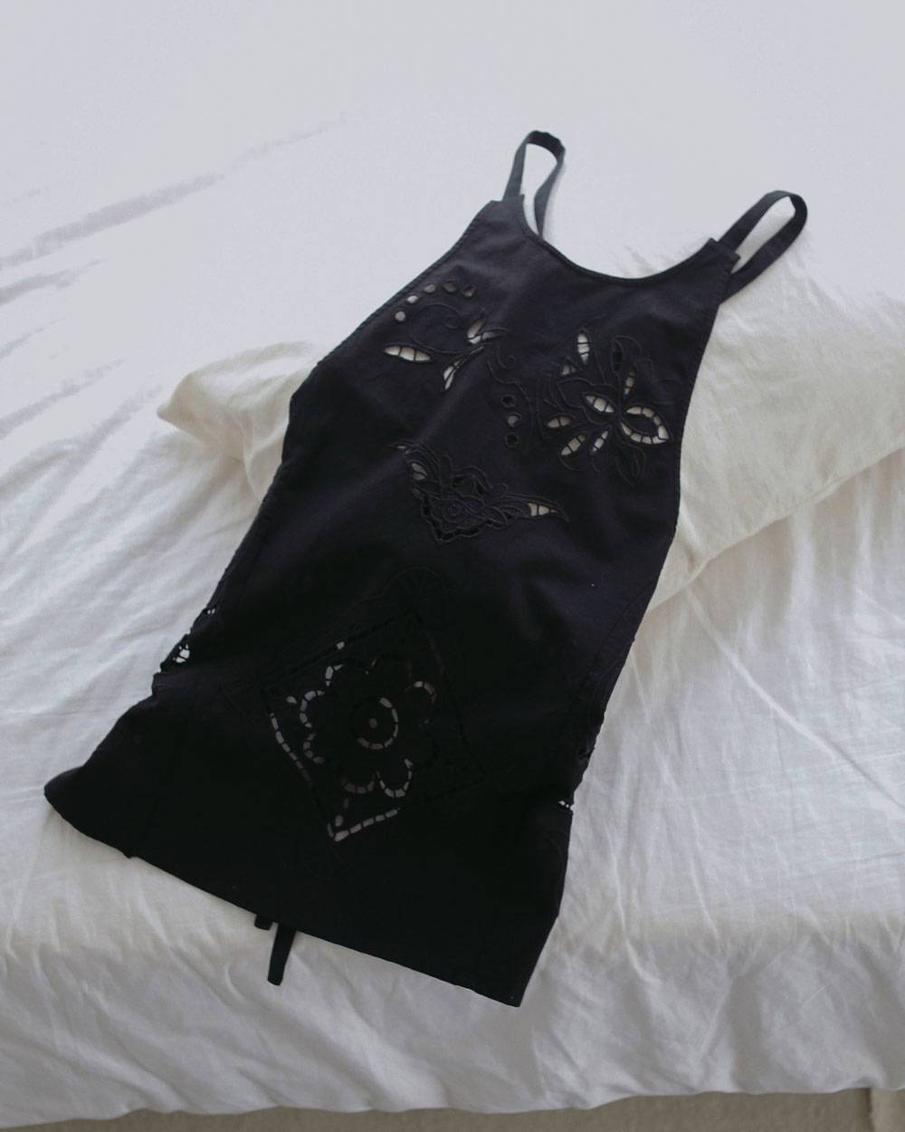 Cutwork Lace Apron Cutwork Lace Apron,カットワーク レース エプロン,62710403,エプロン,刺繍,インド製,エプロントップス,トップス,ànuke,アンヌーク,lifes,ライフズ,27ss