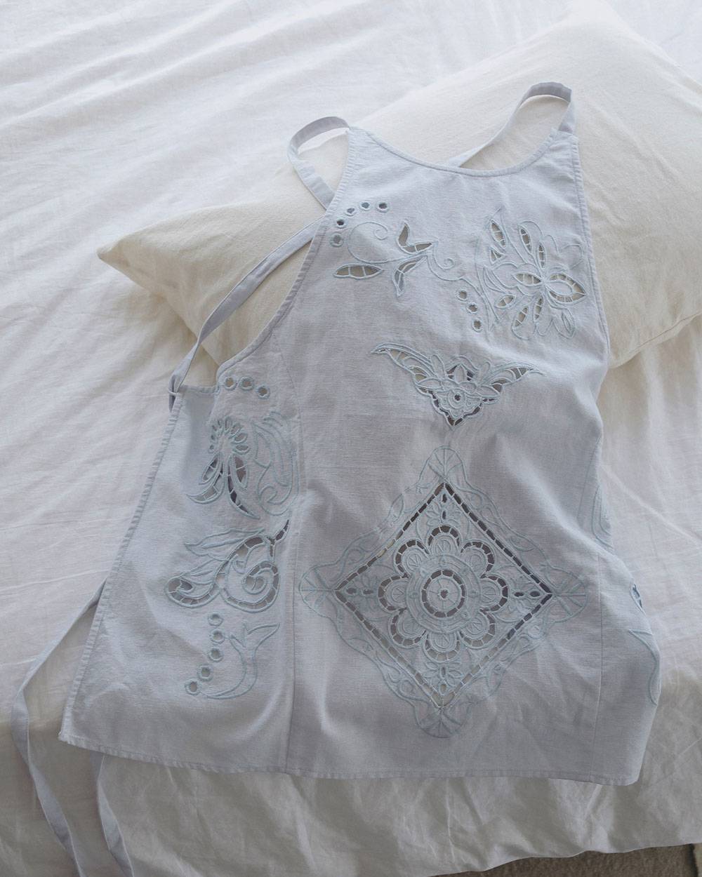 Cutwork Lace Apron Cutwork Lace Apron,カットワーク レース エプロン,62710403,エプロン,刺繍,インド製,エプロントップス,トップス,ànuke,アンヌーク,lifes,ライフズ,27ss