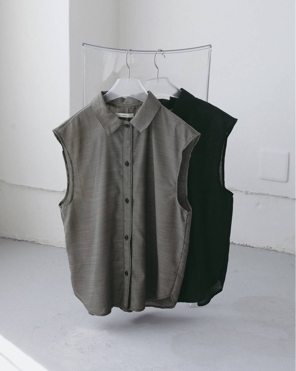 Woolchambray Sleeveless Shirts Woolchambray Sleeveless Shirts,ウールシャンブレー スリーブレス シャツ,62710405,トップス,シャツ,SH,ブラウス,ノースリ,ノースリーブ,ウール,ànuke,アンヌーク,lifes,ライフズ,27ss