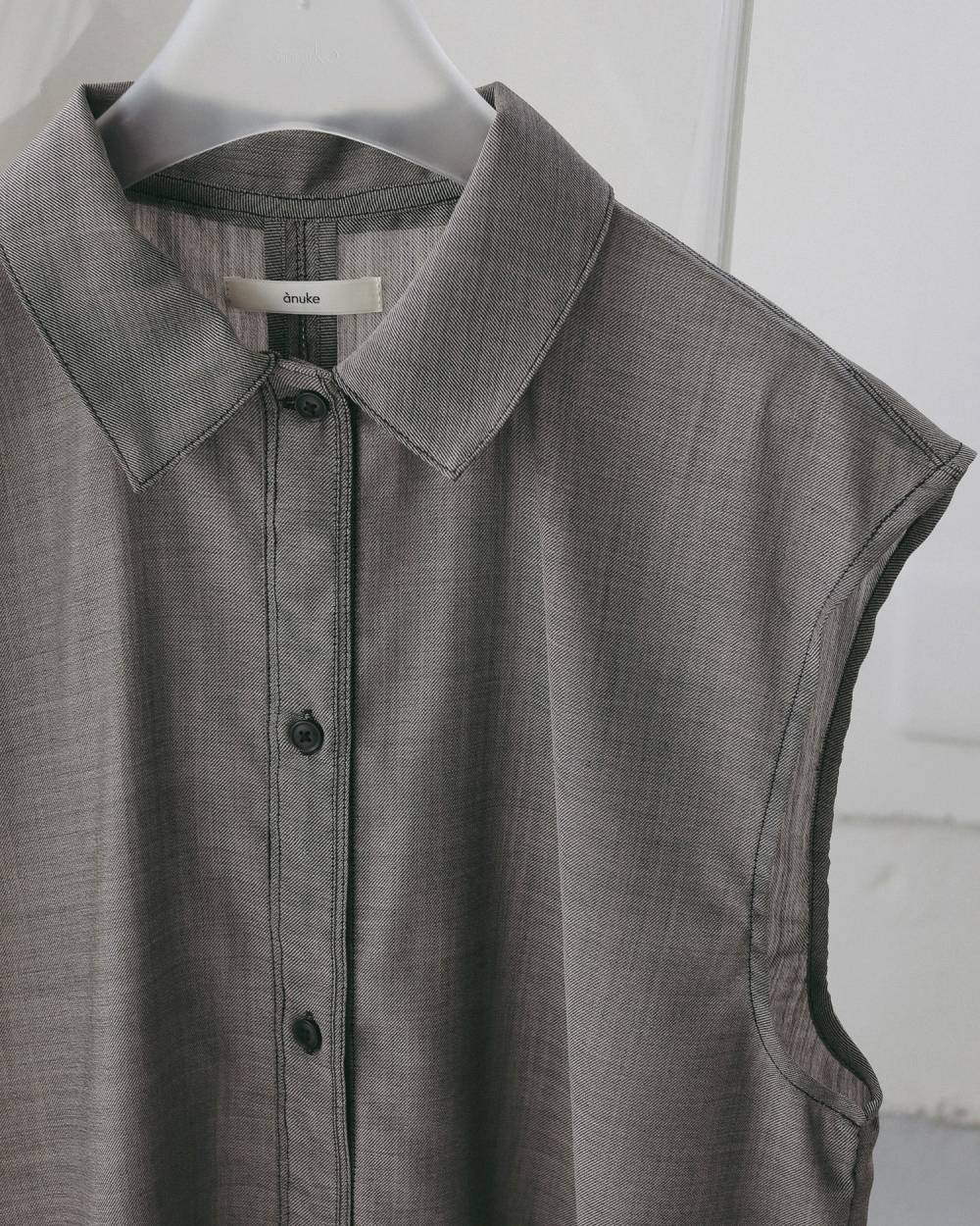 Woolchambray Sleeveless Shirts Woolchambray Sleeveless Shirts,ウールシャンブレー スリーブレス シャツ,62710405,トップス,シャツ,SH,ブラウス,ノースリ,ノースリーブ,ウール,ànuke,アンヌーク,lifes,ライフズ,27ss