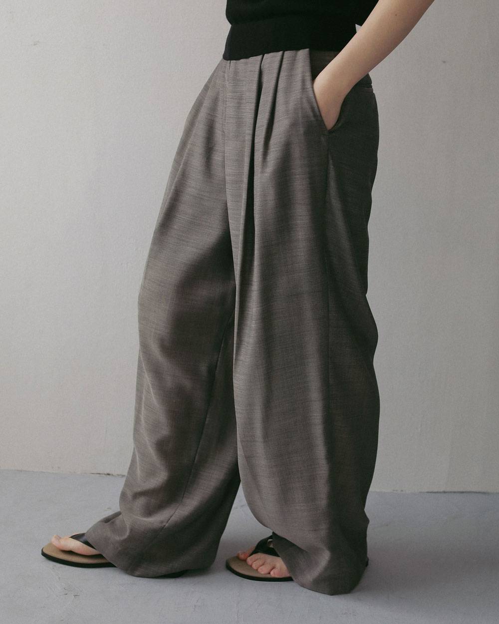 Woolchambray Tuck Pants Woolchambray Tuck Pants,ウールシャンブレー タック パンツ,62710717,ボトム,パンツ,ワイドパンツ,ウール,ànuke,アンヌーク,lifes,ライフズ,27ss
