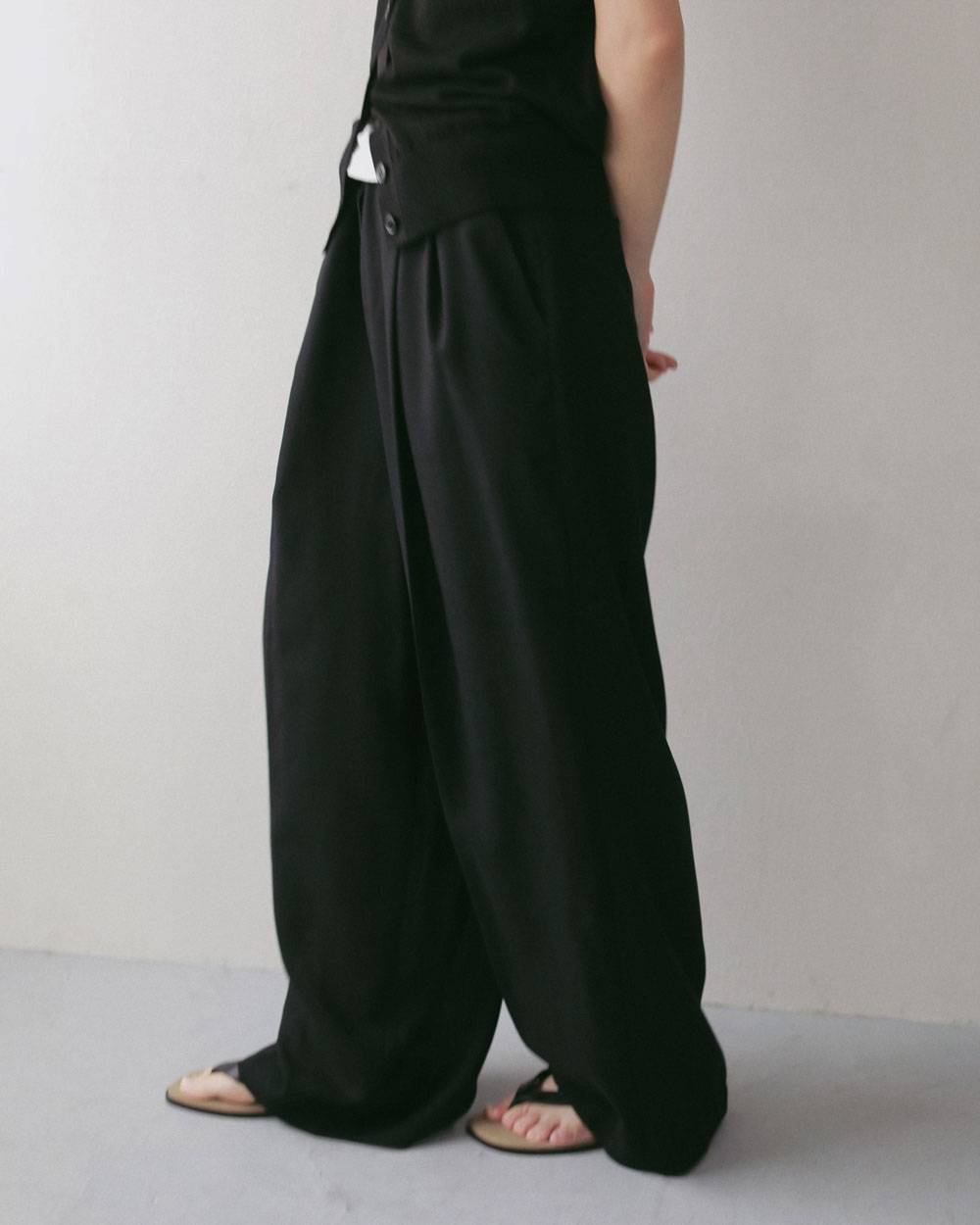 Woolchambray Tuck Pants Woolchambray Tuck Pants,ウールシャンブレー タック パンツ,62710717,ボトム,パンツ,ワイドパンツ,ウール,ànuke,アンヌーク,lifes,ライフズ,27ss
