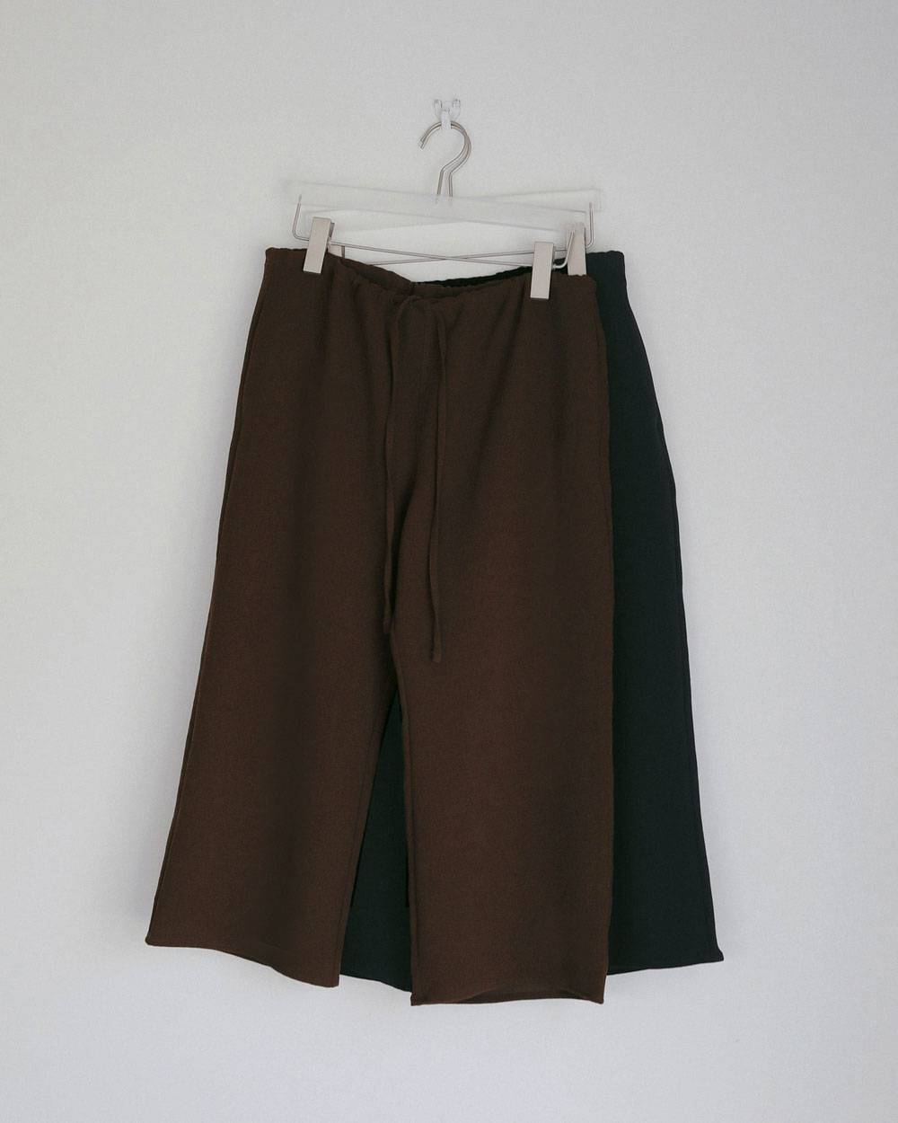 Back Satin Capripants Back Satin Capripants(バック サテン カプリパンツ)です。62710718,ボトム,パンツ,ànuke,アンヌーク,lifes,ライフズ,27ss